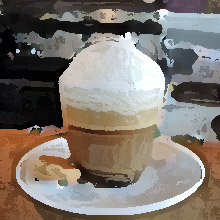 Foto Kaffeeglas mit Espresso und Milchschaum auf Holztheke